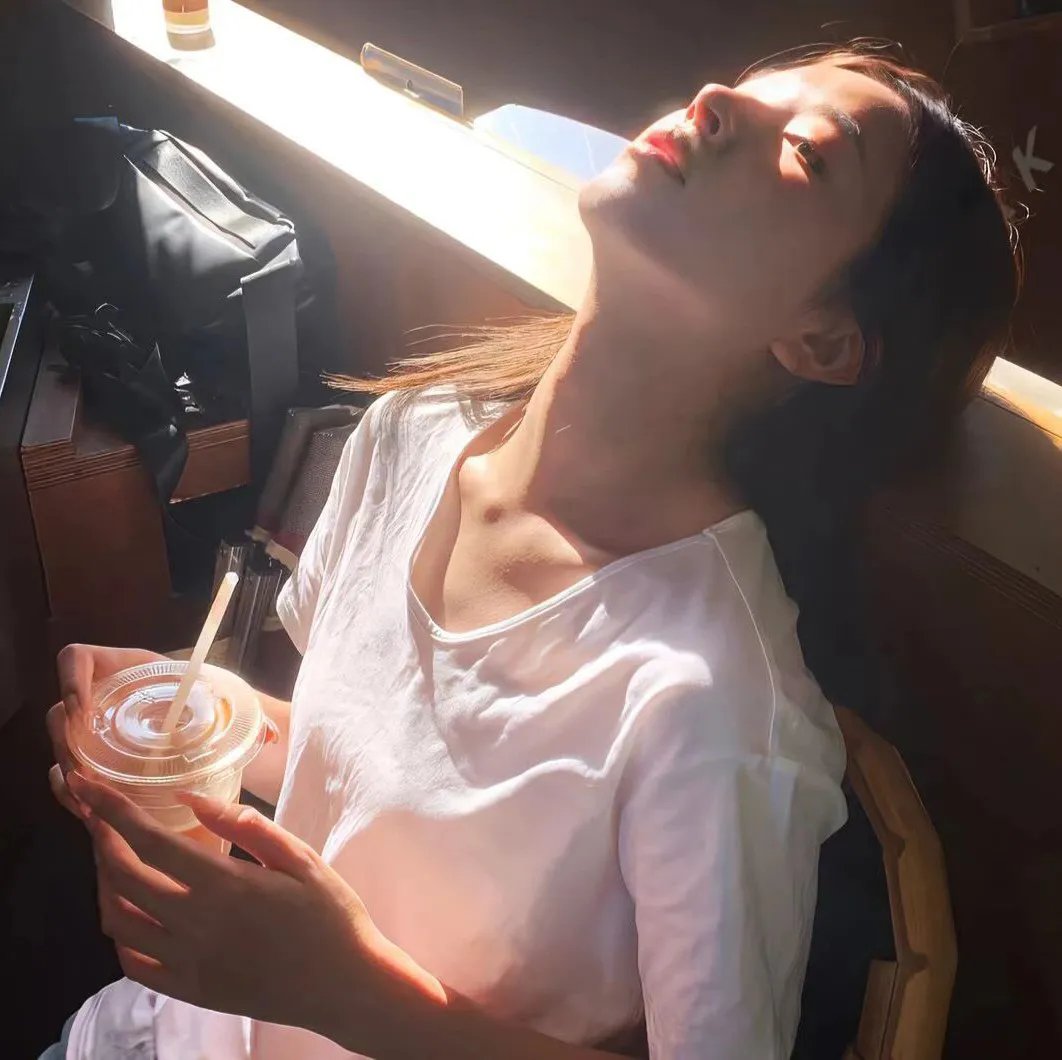 蒙面纱的男子
